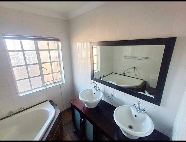 2 BEDROOM TOWNHOUSE FOR SALE IN CLUBVIEW